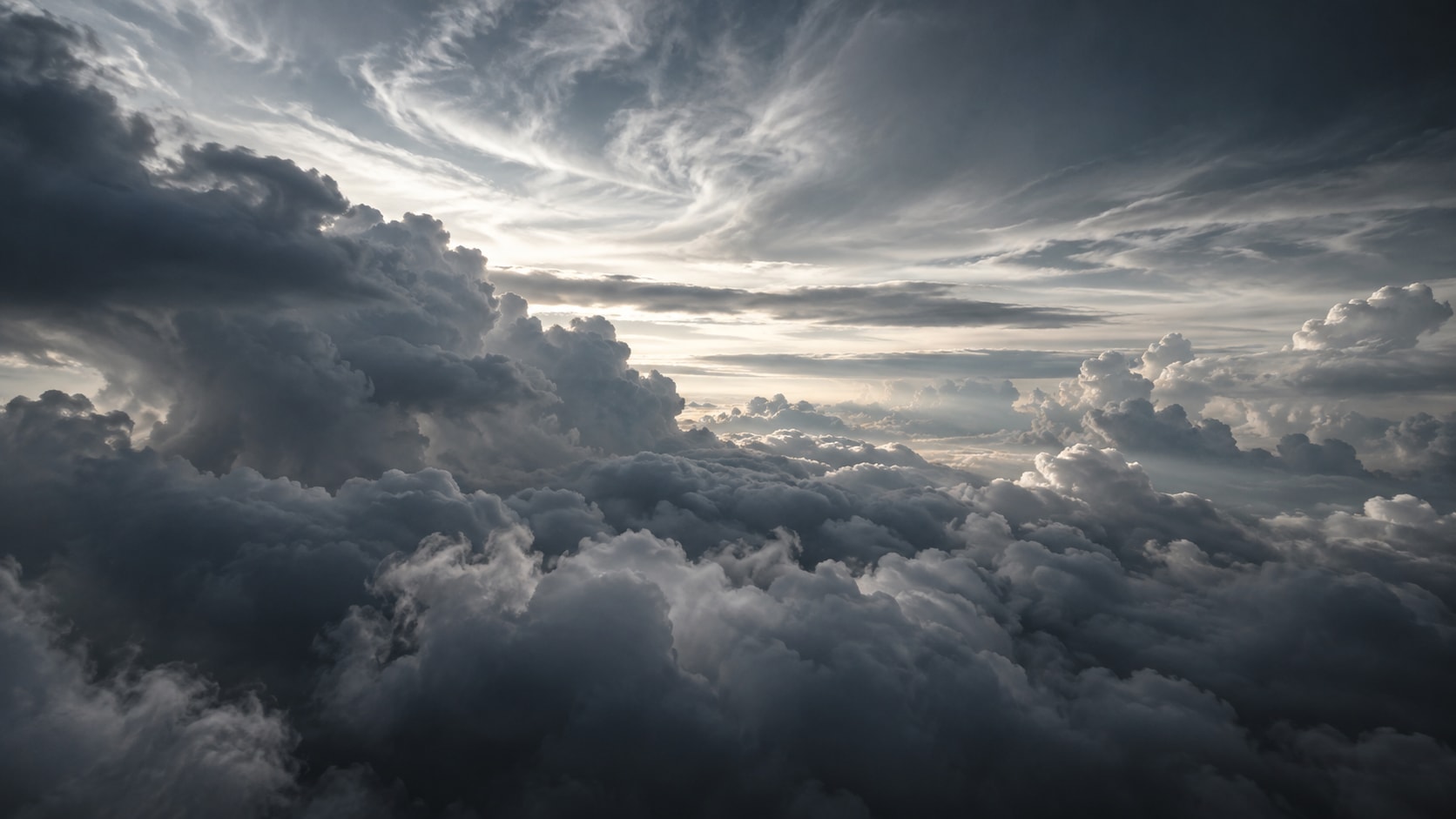 Silbernes Licht zwischen plastischen grauen Wolken
