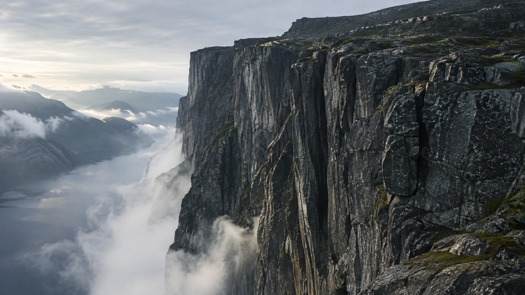 Dunkle Basaltklippe über Nebel