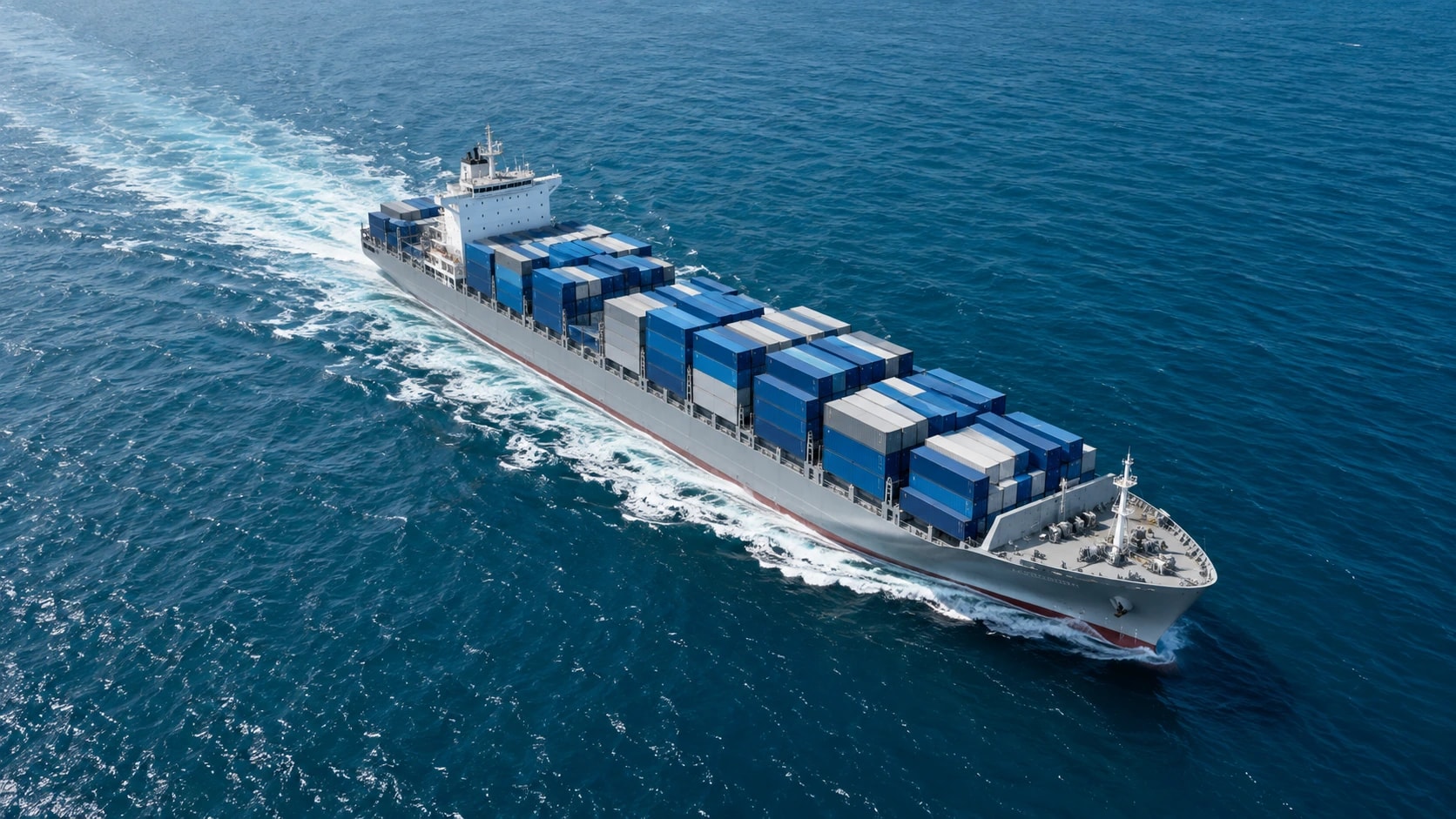 Frachtschiff mit weißem Kielwasser auf offenem blauem Meer